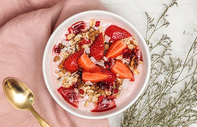 Strawberry Vanilla Almond Granola mit frischen Erdbeeren