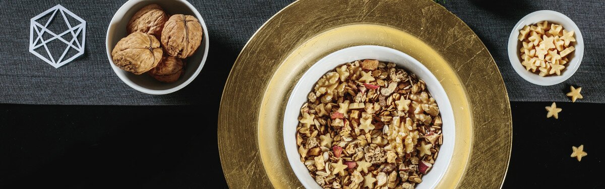 Bio-Müsli als Geschenk unter dem Weihnachtsbaum.