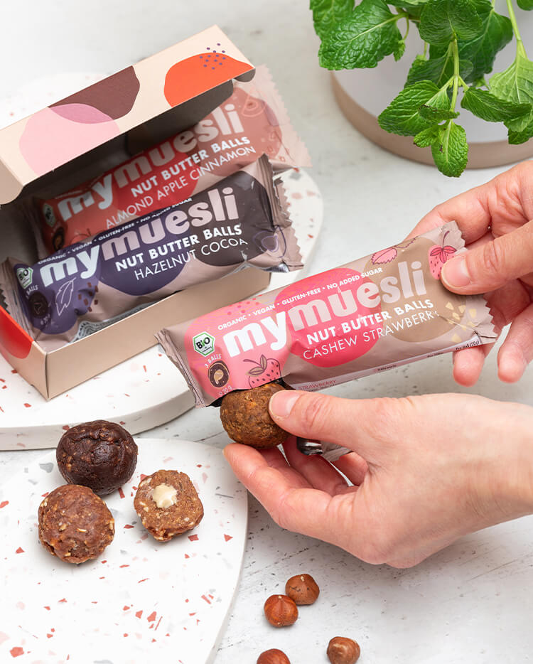 Vegane Bio Nut Butter Balls mit Nussmus gefüllt von mymuesli in einer schicken 3 Mal 3 Box