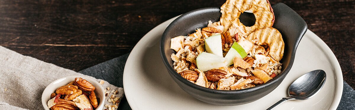 Paleo-Müsli zum Frühstück mit Nüssen und Apfelecken