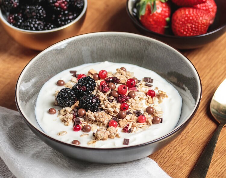 Brombeeren, Granola, Sauerkirschen und Johannisbeeren