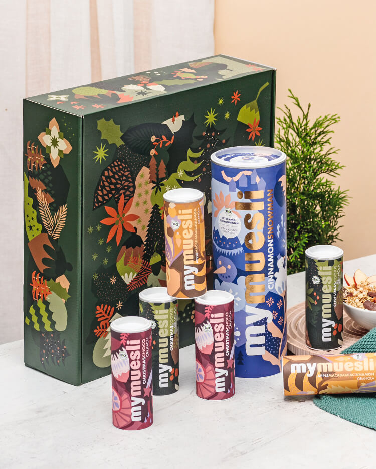 article1a-muesli-weihnachtsnest.jpg Gruene mymuesli Weihnachtsgeschenkbox mit verschiedenen Mueslis