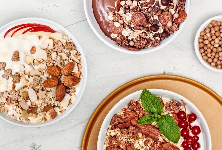 article3b-muesli-nikolaus-bundle.jpg Drei Mueslischalen mit weihnachtlichem Topping