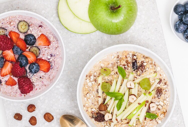 Bircher Muesli klassisch und mit Beeren in Schuesseln