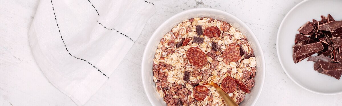 Glutenfreies Müsli mit Schokolade.