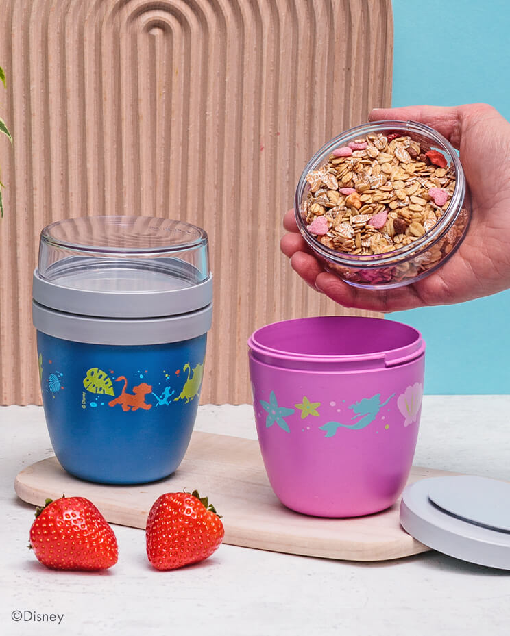 Muesli Fruehstueck mit Disney 2go Bechern