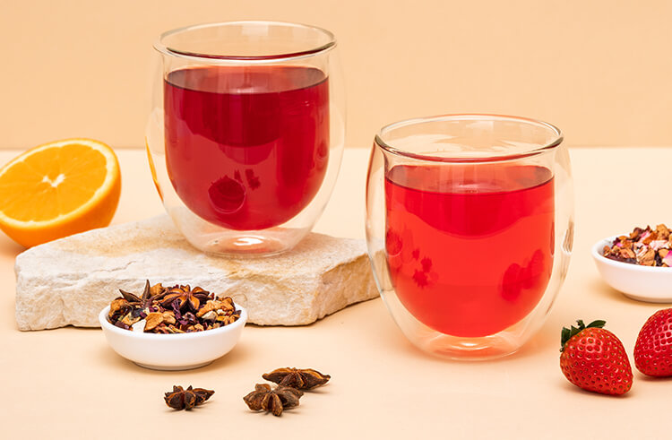 article2a-timefortea-set.jpg Zwei Teeglaeser mit rotem Fruechtetee