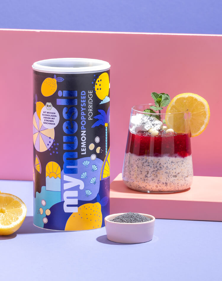 Illustrierte Lemon Poppy Seed Porridge Dose neben Zitrone, Mohn und Glas mit Porridge Dessert 