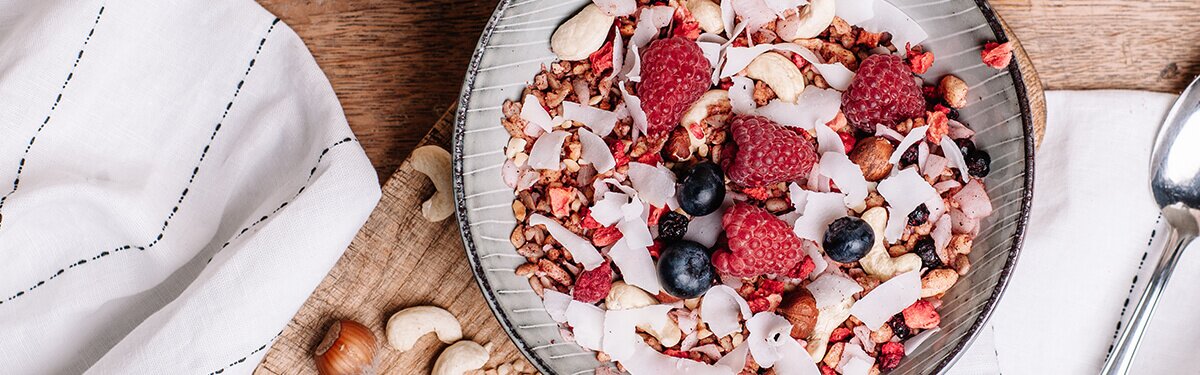 Müsli mit gebackenen Nüssen und Kernen.