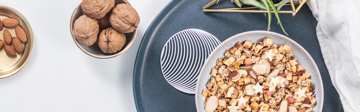 Bio-Müsli als Geschenk unter dem Weihnachtsbaum.