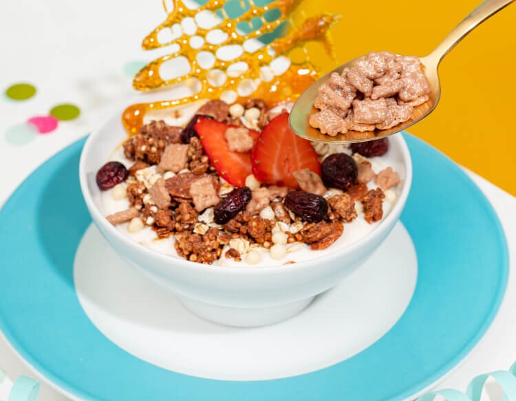 Muesli mit Caramel und Erdbeeren on top