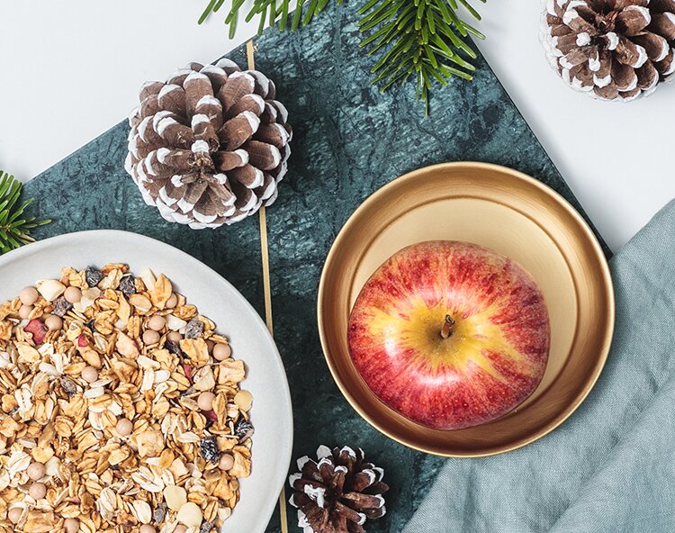 article2a-apfelmacadamiazimtgranola.jpg Frisches Obst mit weihnachtlichem Müsli