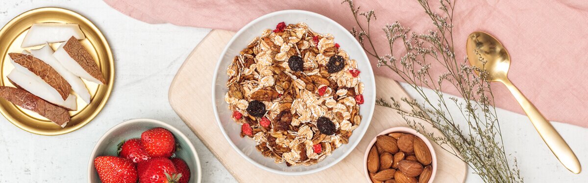 Strawberry Vanilla Almond Granola Fruehstueck