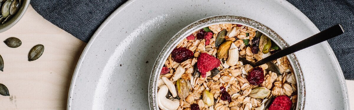 Bio-Müsli mit säuerlichen Früchten.