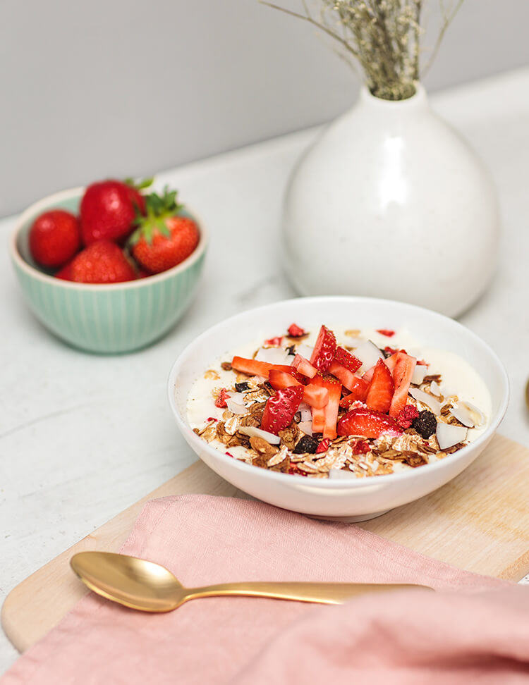 Strawberry Vanilla Almond Granola in der Schale