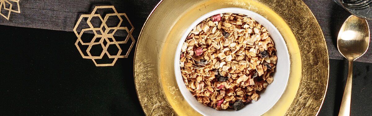 Müsli Granola mit Apfel, Macadamia Nüssen und Zimt