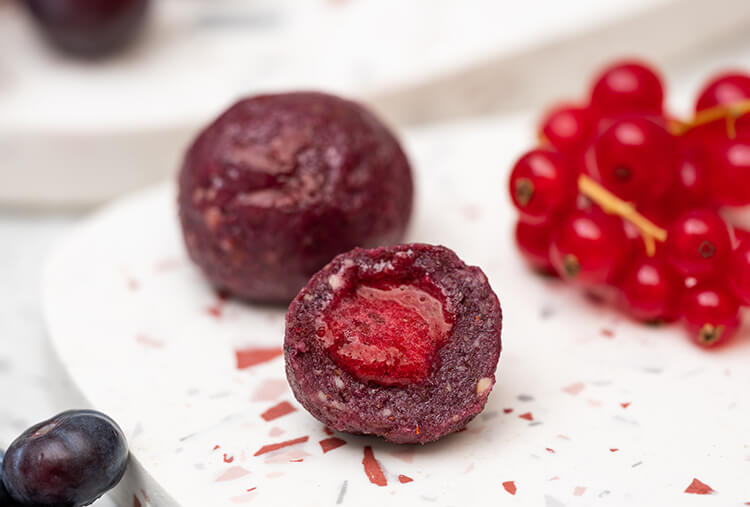 Dattel Baellchen gefuellt mit einem fruchtigen Kern aus Heidelbeeren und Johannisbeeren