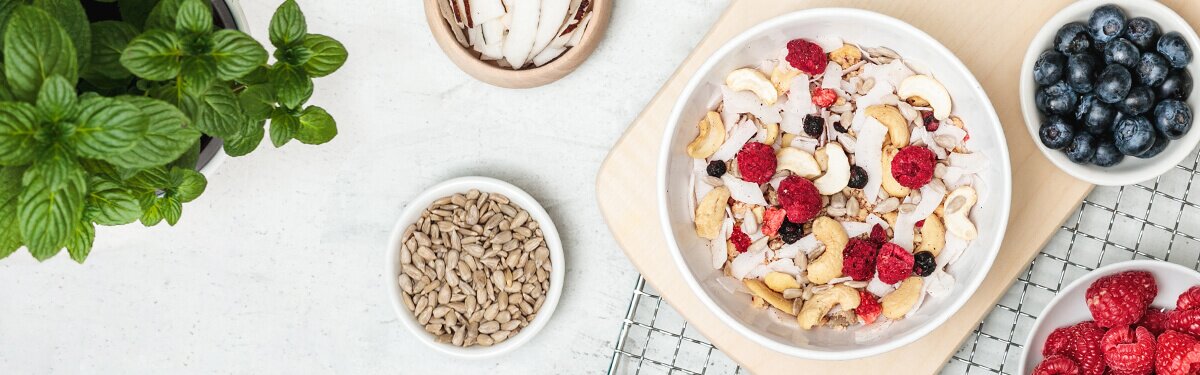 Paleo Muesli mit Kokoschips und Beeren