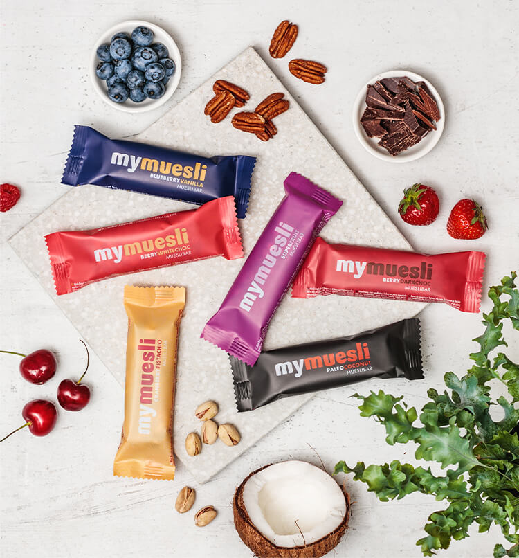 Sechs bunte mymuesli Riegel und Nuesse, Fruechte und Schokolade 