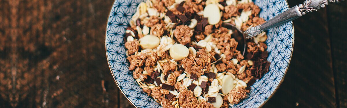 Bio-Müsli mit gerösteten Haselnüssen. Süß und knackig.