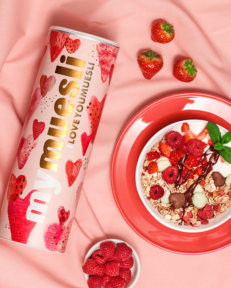 article4b-muesli-iloveyou.jpg I love you Mueslidose mit Herzchen Print und Mueslischale mit Muesli und Schokoherzen
