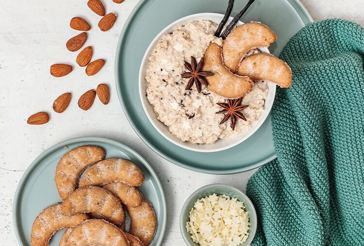 Vanillerkipferl Porridge mit Anis, Vanille und weissen Schokosternen