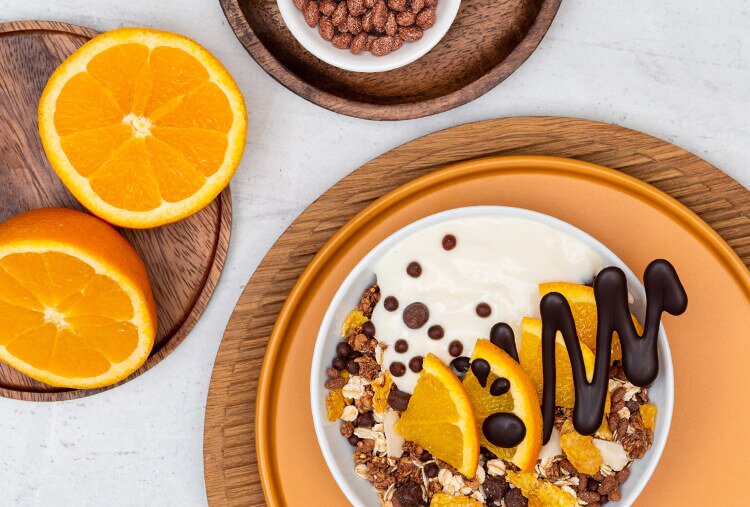 article3b-muesli-choco-orange.jpg Mueslischale mit Joghurt, Schokolade und Orangenscheiben
