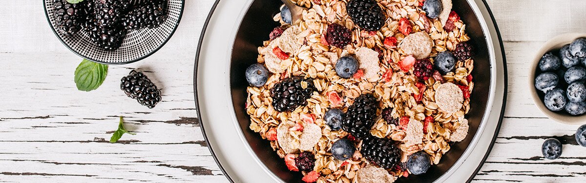Fruchtiges Müsli mit Brombeeren.