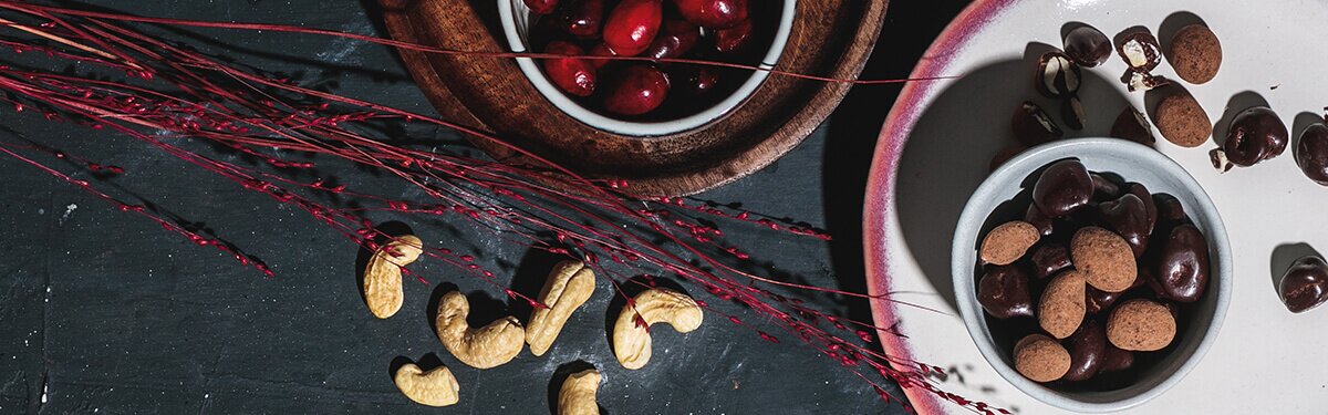 Zarte Cashews mit Kokosschokolade umhüllt