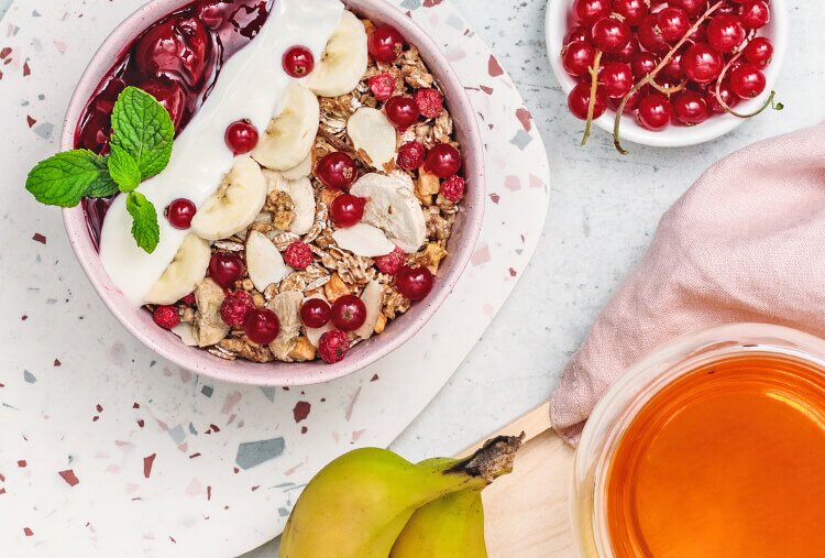 mymuesli Beauty Granola mit Joghurt und Bananen