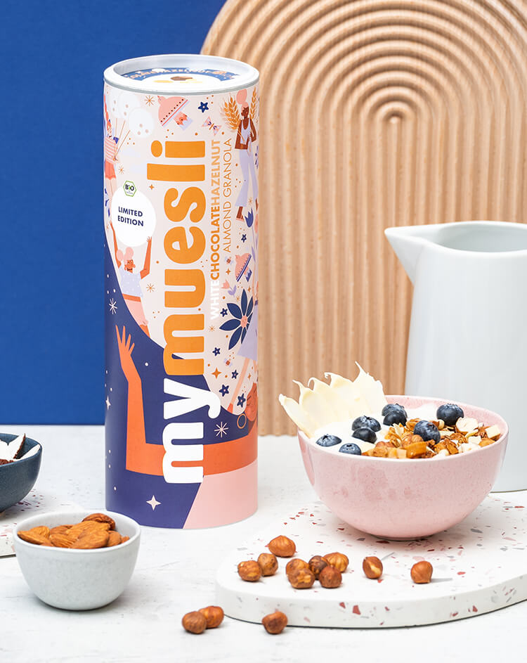 Das Nina Clausonet Dosen Design mit dem mymuesli White Chocolate Hazelnut Almond Granola ist nur für kurze Zeit verfügbar! Jetzt bestellen!