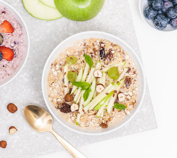 article5b-muesli-topseller-6er.jpg Bircher Muesli mit geriebenem gruenem Apfel und Nuessen in der Schale