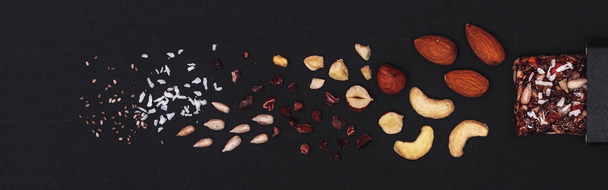 Paleo Müsliriegel mit Cashews und Kokoschips.