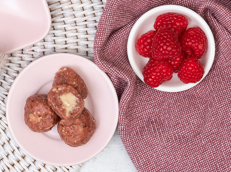 Himbeer Nut Butter Balls mit Kern aus Cashew-Kokos-Mus