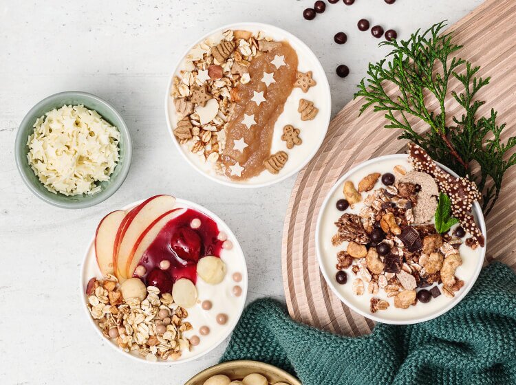 article4b-muesli-weihnachtsminis-12er.jpg Mueslis in Schalen mit weihnachtlichen Zutaten wie Apfel, Zimt, Nuss und Schokolade