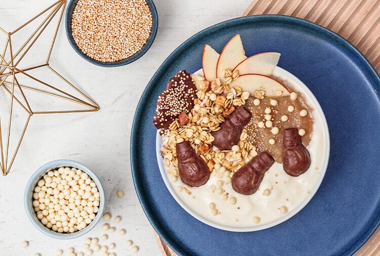 article3b-muesli-cinnamon-snowman.jpg Muesli in der Schuessel mit Schoko Schneemaennern und Apfelscheiben