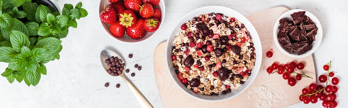 Muesli mit frischen Beeren und Schokolade