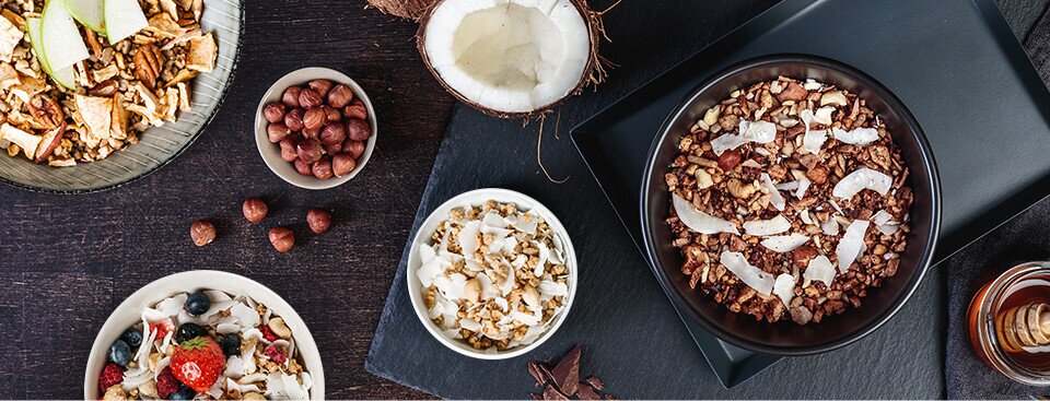 Paleo Ernährung zum Frühstück mit guten Zutaten wie Früchten und Nüssen