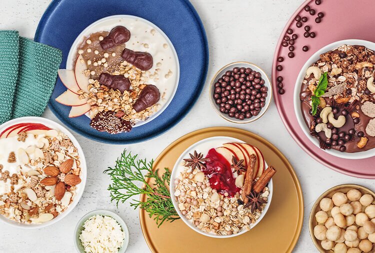 Muesli in Schuesseln mit weihnachtlichen Zutaten