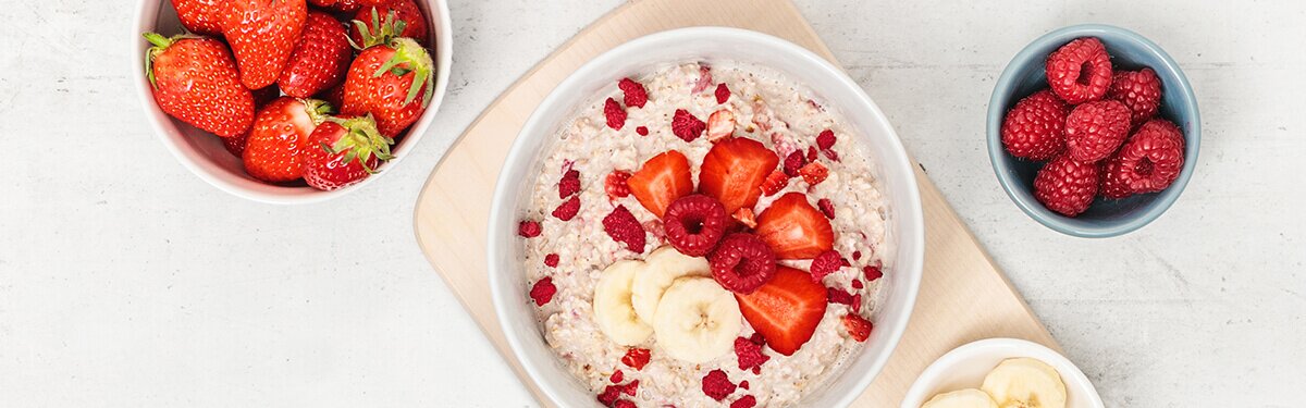 Porridgeschale mit Himbeeren und Bananen.