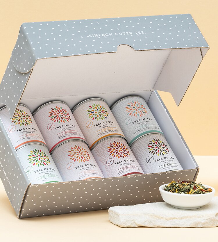 article4b-8er-pp.jpg Hellgraue Geschenkbox mit acht Teedosen mit Bio-Blatttee