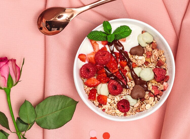 article1a-muesli-iloveyou.jpg Mueslischale mit Joghurt, Himbeeren und Schokoherzen