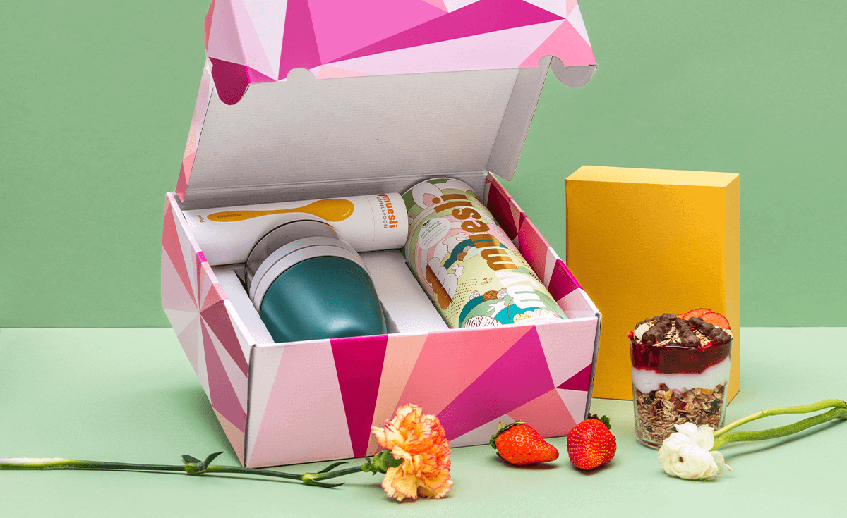 das mymuelis Ostergeschenkset mit Platz für eine große Dose, einen Müsli To Go Becher und einem Löffel in Rose, Gold oder Silber