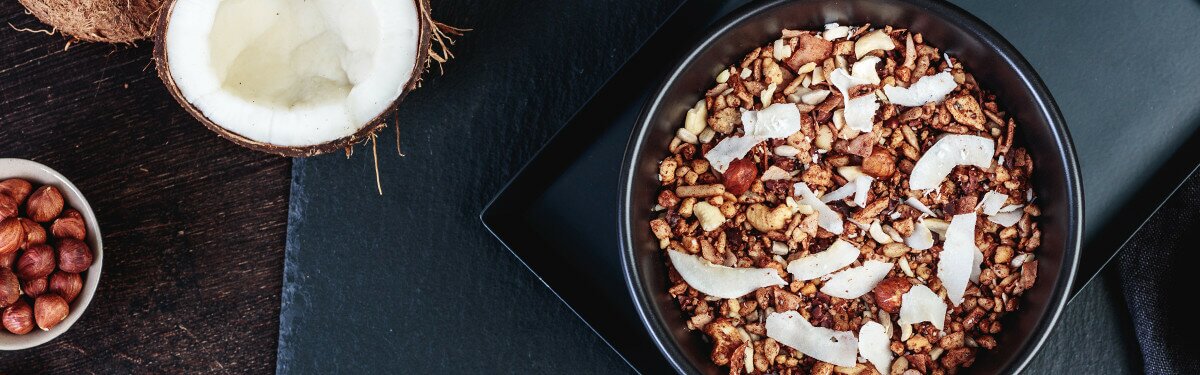 Paleo Müsli mit Kakaopulver und knackigen Kakaosplittern.