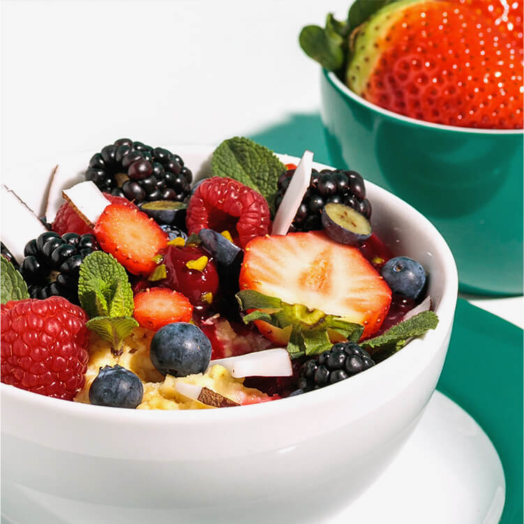 Kokos Nilk Hirsebrei mit Kokosblütenzucker und frischen Beeren