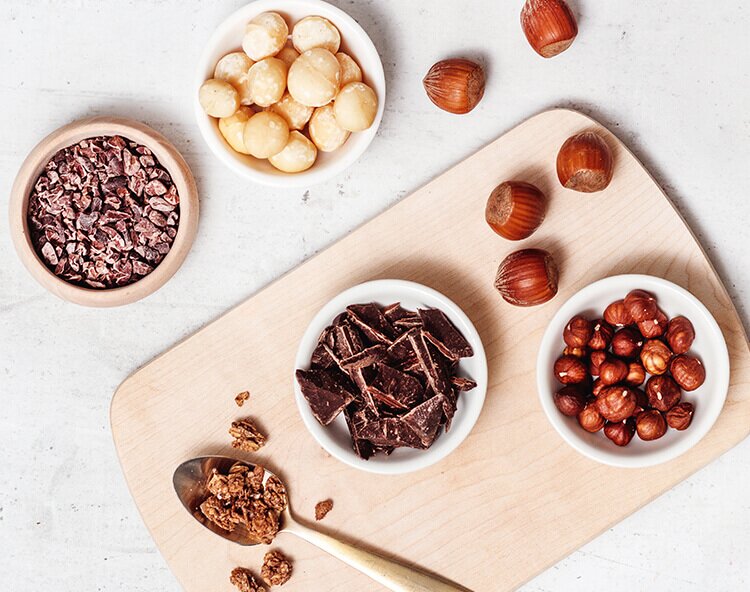 article1a-cacaonibsandnuts.jpg Kakaosplitter, Nuesse und Muesli Zutaten
