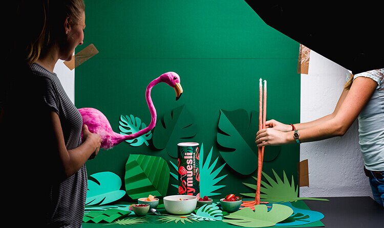 Flamingo Müsli - beim Shooting mit viel Dekoration.