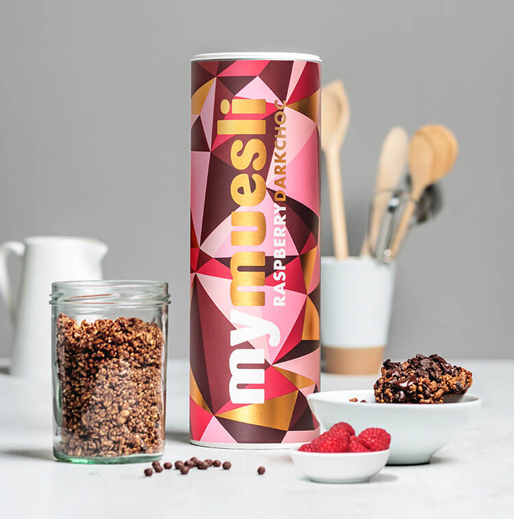 article2a-muesli-schoko-probierpaket.jpg mymuesli Raspberry Dark Choc Mueslidose mit gold-pinkem Design mit Schokozutaten und Himbeeren