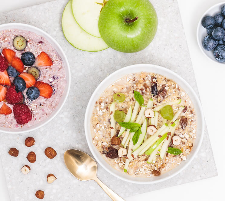 Bircher und Beeren in der Mueslischale