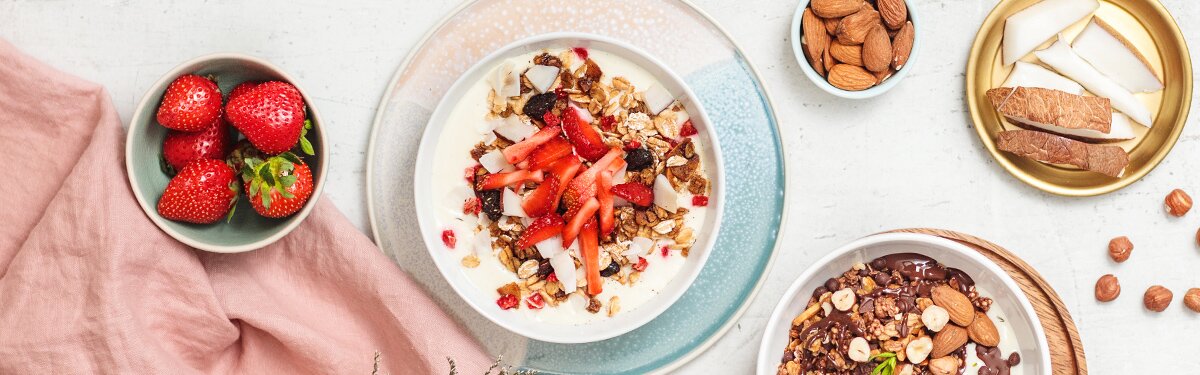 Almonda Granola mit Erdbeeren, Nuessen und Schokolade